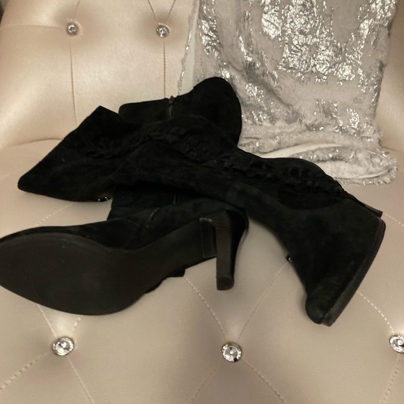 NEW Colin Stuart Black Suede Ruffle Knee High Heeled Boots Size 11M - Picture 4 of 9